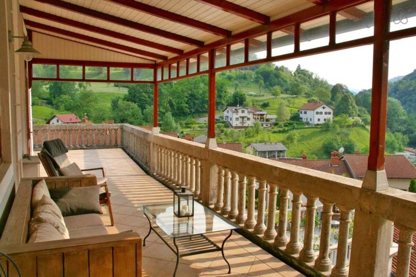 Appartement Stylish Penthouse With Large Terrace à Most na Soči Extérieur photo